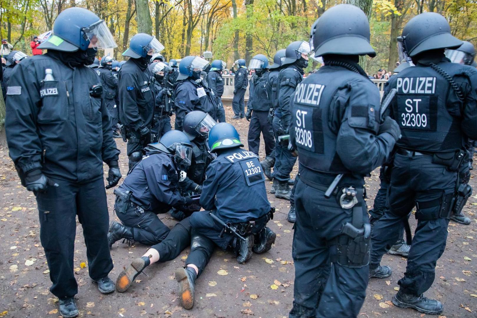 18 November 2020, Berlin: Police arrest a person during a demonstration against the Corona restrictions of the federal government near the Brandenburg Gate. The Bundestag and Bundesrat discussed changes to the infection protection law on that day. Photo: Christoph Soeder/dpa /DPA/PIXSELL