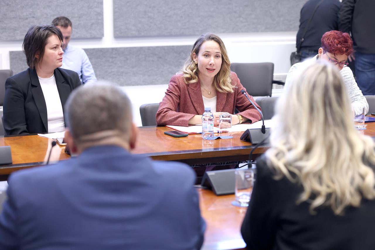 Zagreb: Okrugli stol "Kradu li mobiteli i društvene mreže našoj djeci djetinjstvo?"