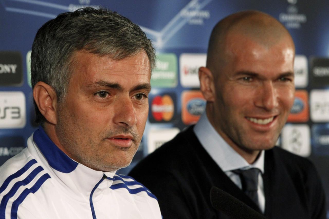 \'Real Madrid\'s coach Jose Mourinho (L) and former French player Zinedine Zidane attend a media conference before their Champions League soccer match on Tuesday against Olympique Lyon at the Gerland 