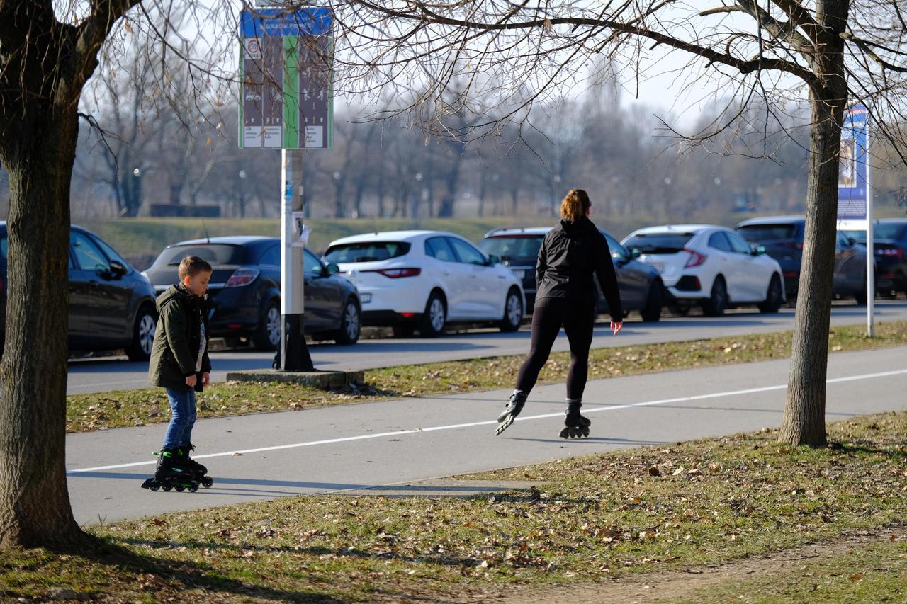 Zagreb: Građani iskoristili sunčanu nedjelju uz jezero Jarun