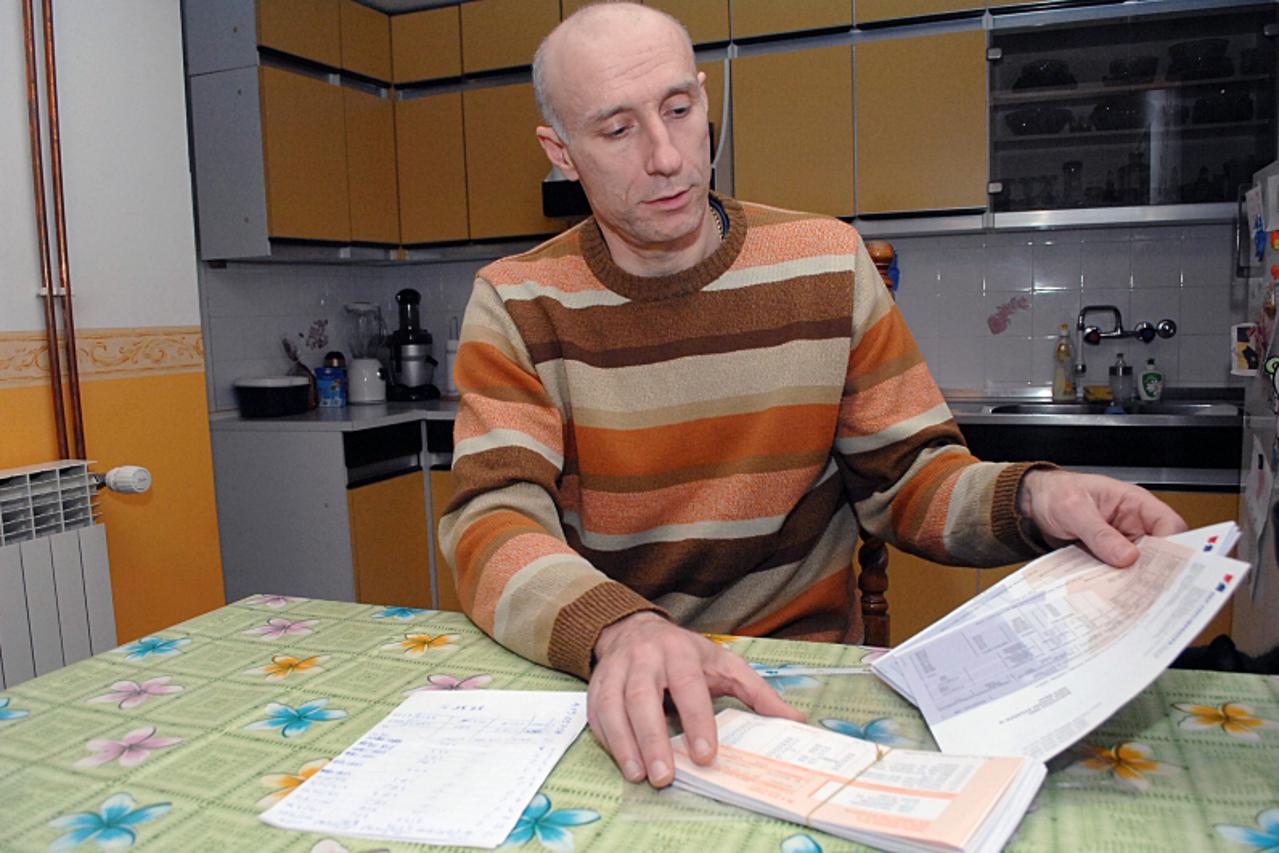 '22.01.2013., Sisak - Dino Rastovcan tvrdi da novi racuni za grijanje nisu veci 37, nego cak 48 posto. Photo: Nikola Cutuk/PIXSELL'