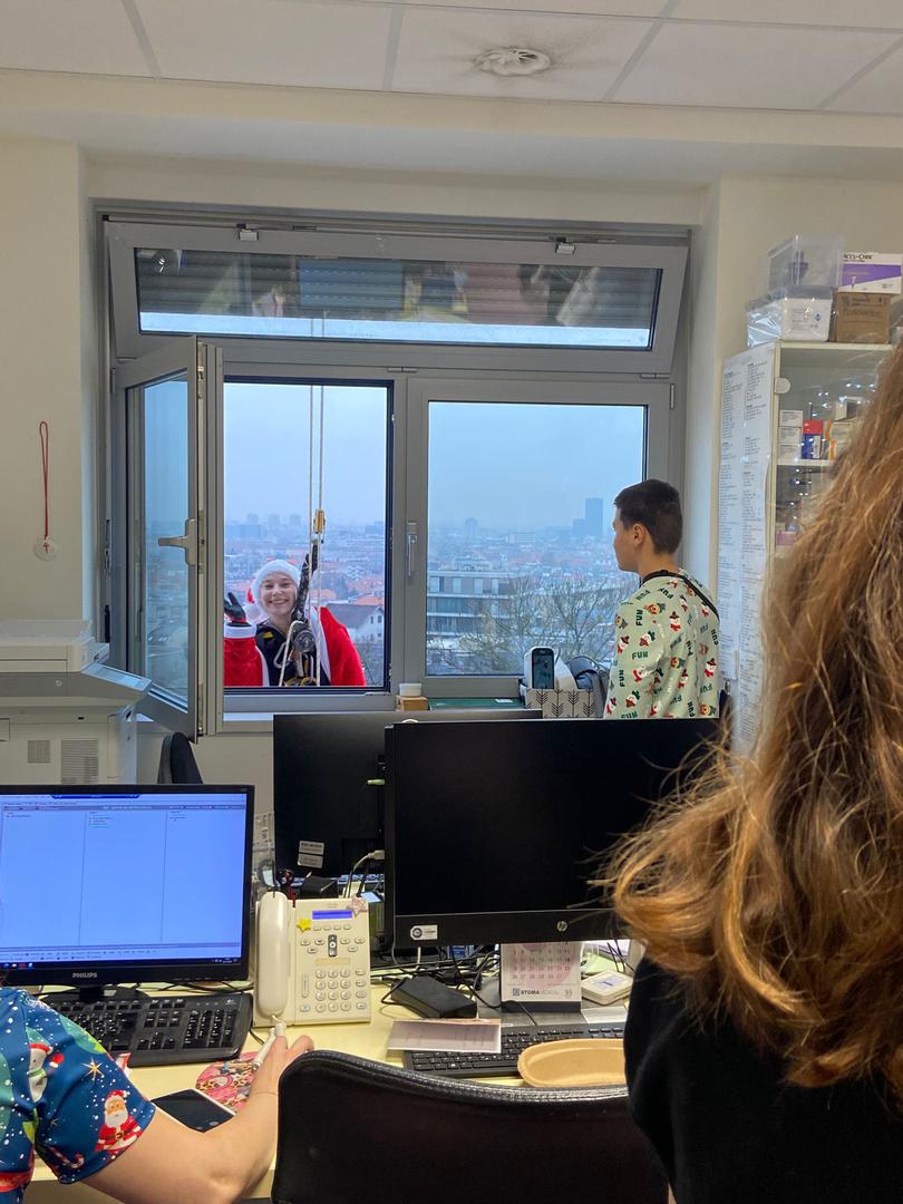 Prema fotografijama koje smo dobili, djeca su s velikim uzbuđenjem pratila dolazak neobičnih gostiju. Human gestom još jednom su pokazali kako blagdanski duh može uljepšati i najteže dane.