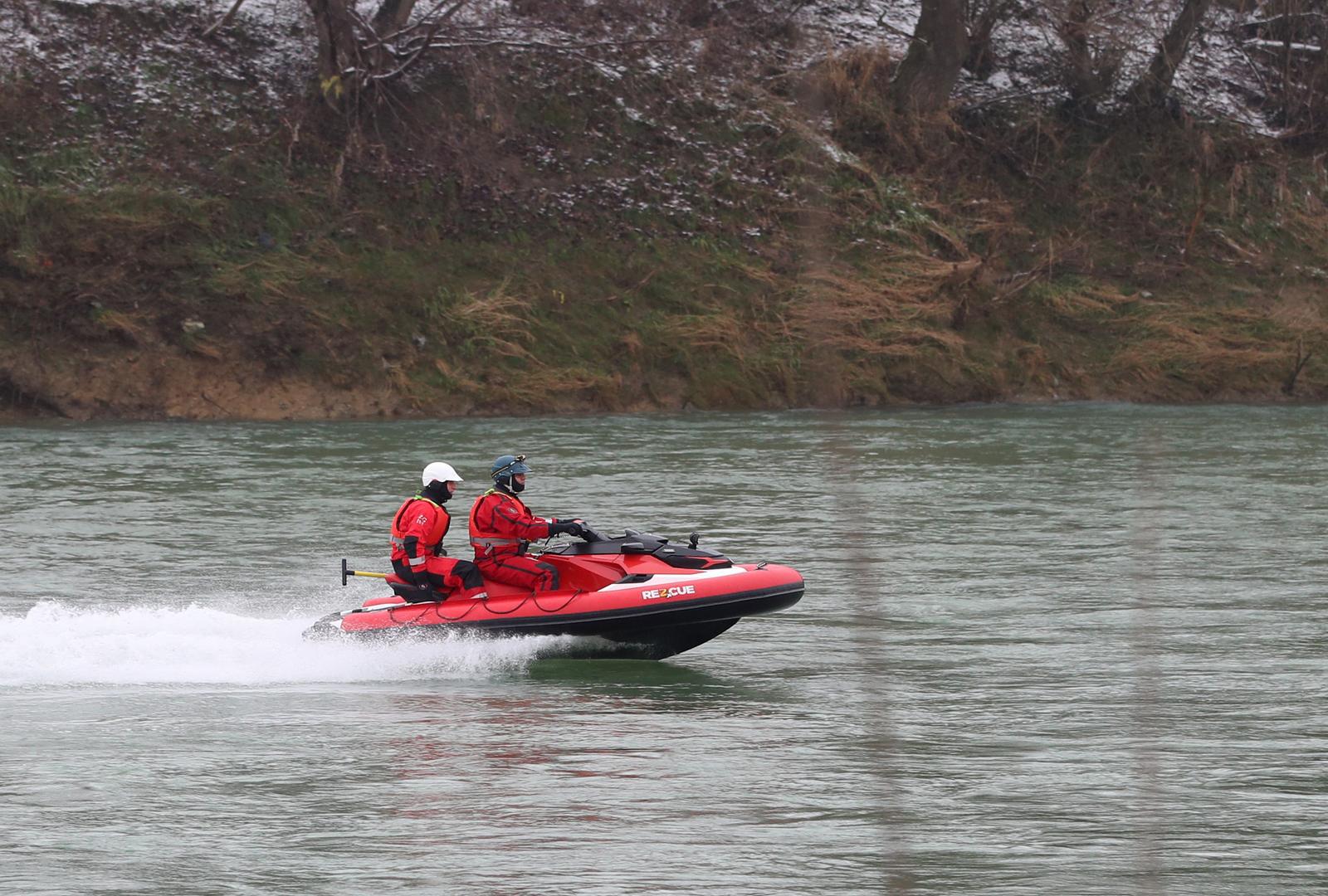 16.01.2025., Zagreb - Vatrogasci, policija, HGSS i Civilna zastita uz rijeku Savu kod toplane nastavljaju s potragom za nestalim dijetetom. Photo: Zeljko Lukunic/PIXSELL
