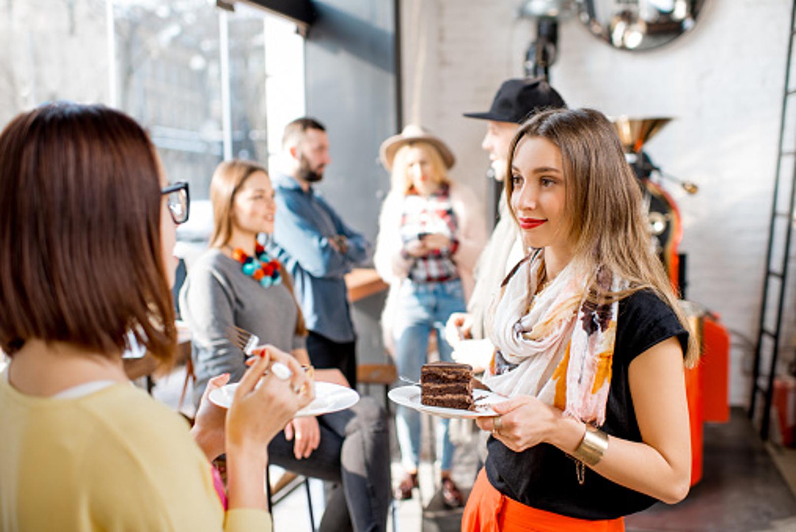 Odmah iza se nalazi molba domaćina da se gosti međusobno druže. Ovo živcira 34 posto ljudi. 