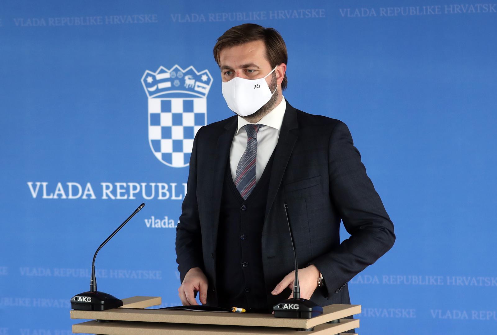 Na danjašnjoj konferenciji za medije ministar Tomislav Ćorić nosio je zaštitnu masku o kojoj se brzo proširio glas. 