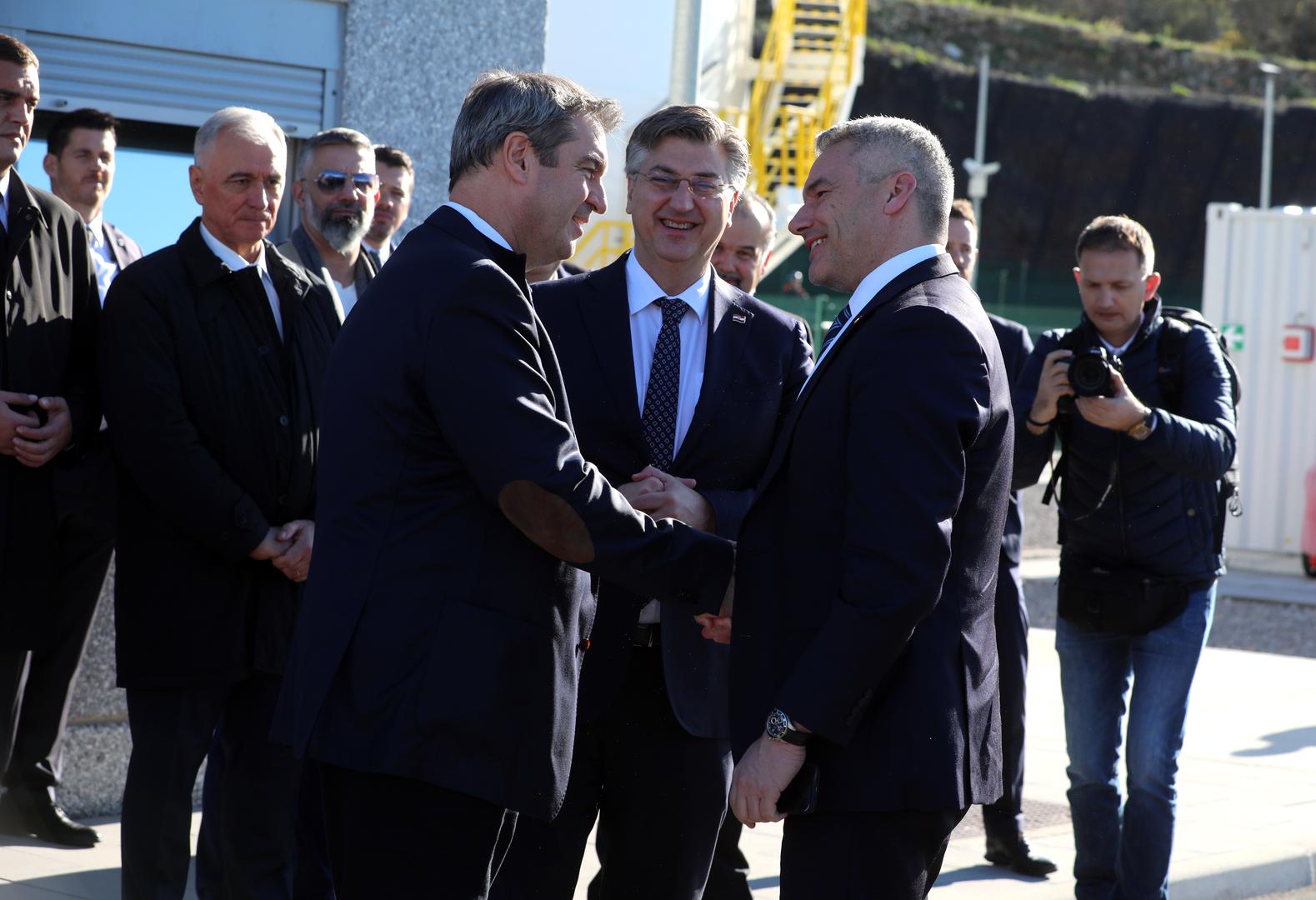 24.11.2022., otok Krkr - Premijer Andrej Plenkovic  sa saveznim kancelarom Republike Austrije Karlom Nehammerom i predsjednikom Vlade Savezne drzave Bavarske Markusom Soederom obisao LNG terminal u Omišlju na Krku.  Photo: Goran Kovacic/PIXSELL
