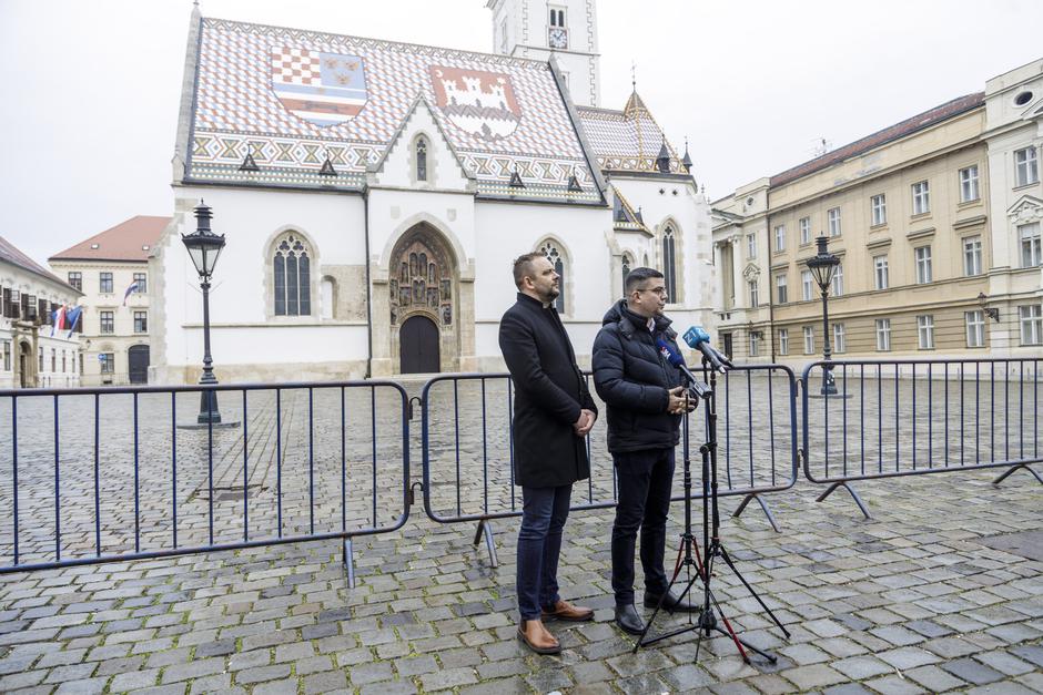 Zagreb: Na Trgu sv. Marka održana je konferencija za medije Domagoja Hajdukovića i Sebastijana Svata