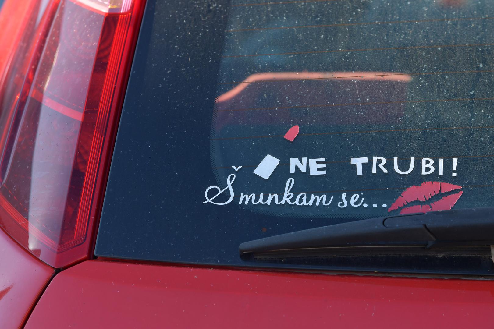 Na jednom automobilu u Hrvatskoj može se vidjeti zanimljiva naljepnica s porukom.