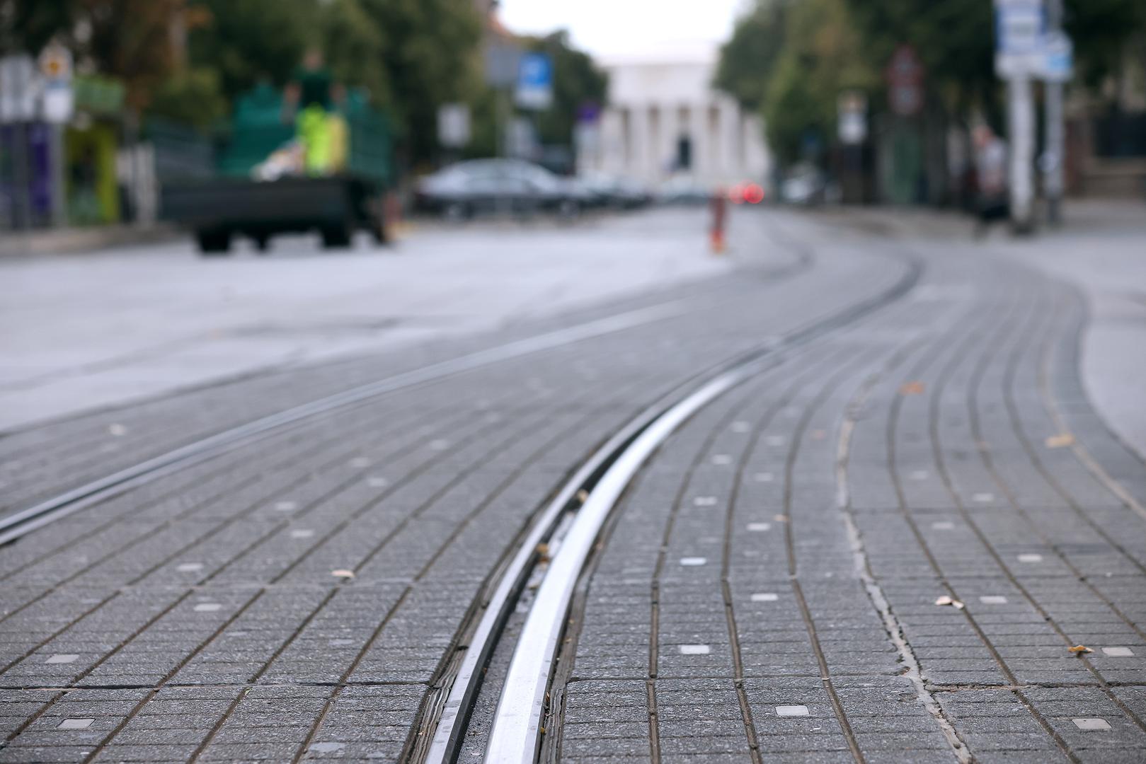 Tramvajske linije 2, 4, 5, 6, 9, 12, 14 i 17 prometovat će izmijenjenim trasama u oba smjera, dok linije 7, 11, 13 i 15 neće biti u prometu. Umjesto tramvaja, zonom obustavljenog tramvajskog prijevoza prometovat će četiri izvanredne autobusne linije 623, 624, 625 i 626. 