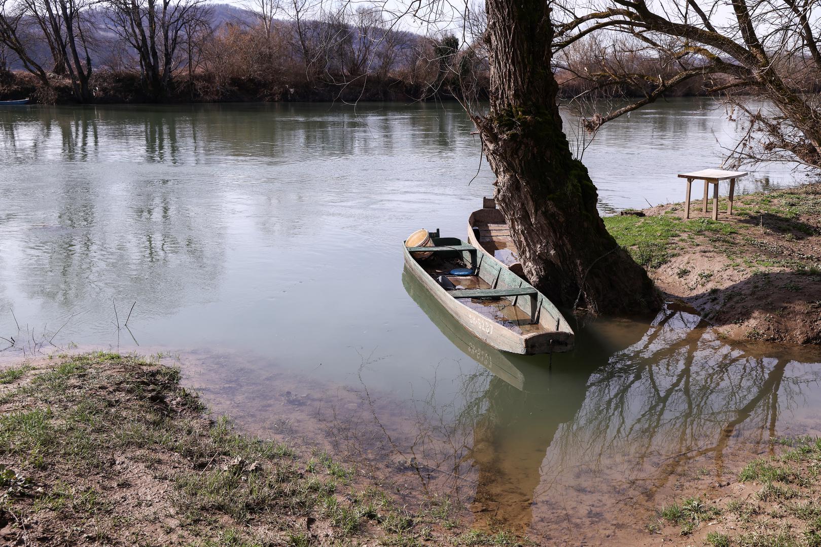 Policija je u ponedjeljak rano ujutro na području Hrvatske Kostajnice uhitila državljanina Bosne i Hercegovine, osumnjičivši ga za krijumčarenje ljudi nakon što se u Uni prevrnuo čamac s više osoba, izvijestila je sisačko-moslavačka policija, navodeći da se nastavlja potraga za nestalim osobama.