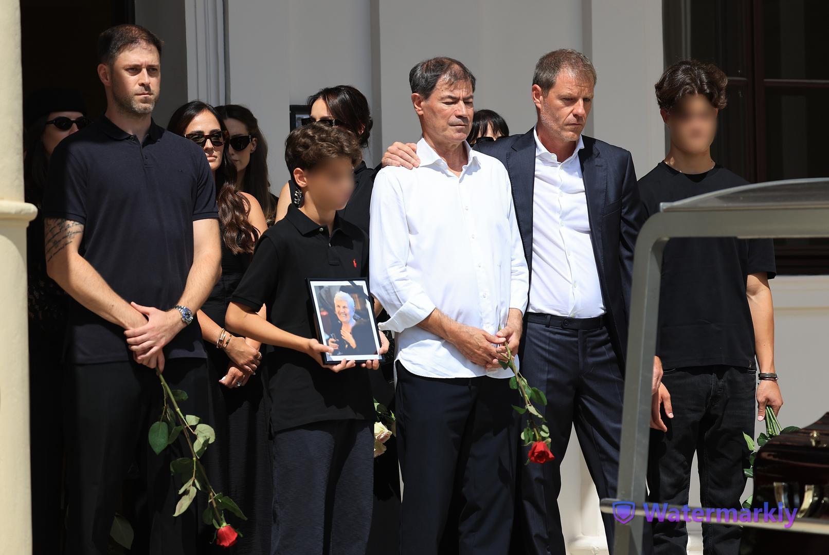 Na zagrebačkom groblju Mirogoju stotine ljudi oprostile su se od Luce Mamić, preminule majke Zdravka, Zorana i Stojana Mamića, koja je ovaj svijet napustila u petak 14. kolovoza u 96. godini. Detalji o uzroku smrti nisu dospjeli u javnost