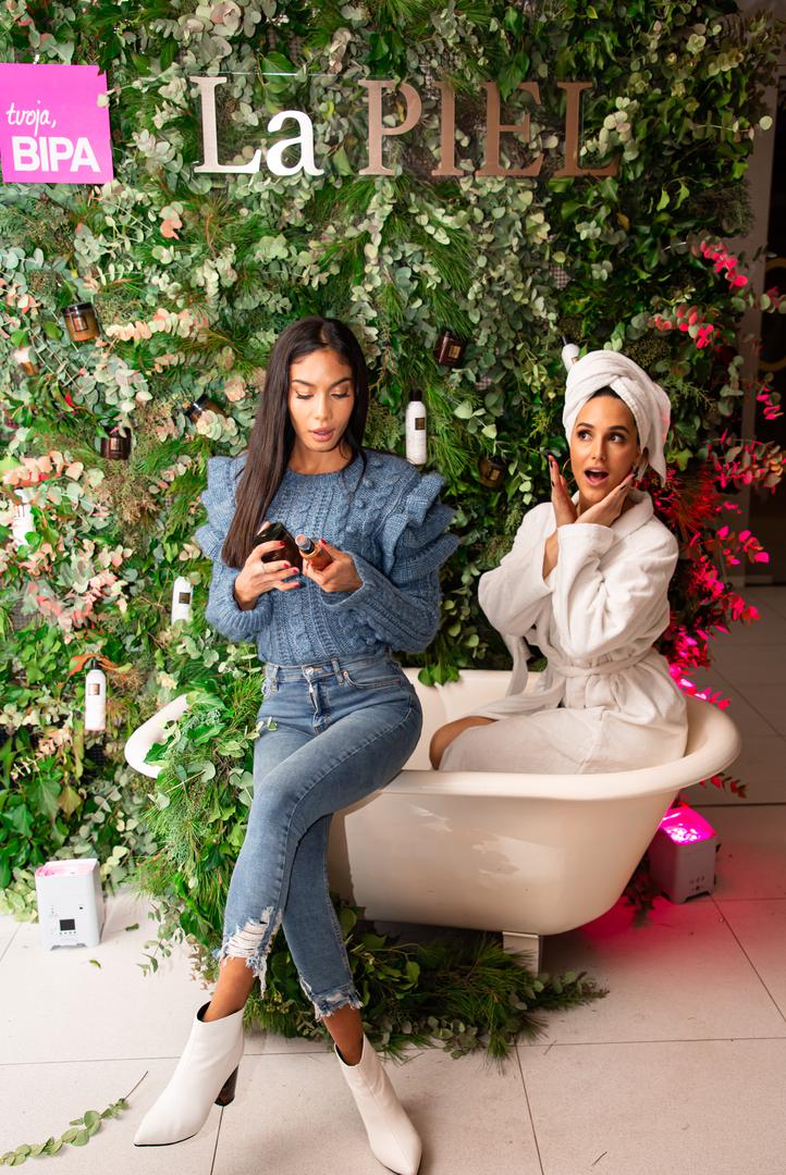 Pjevačica i poduzetnica Lana Jurčević u znak uspješne poslovne 2019. godine  priredila je domjenak na kojem se pojavila u kućnom ogrtaču, a isti outfit su odabrale i Borna Kotromanić, Ana Maras, Antonija Stupar Jurkin...