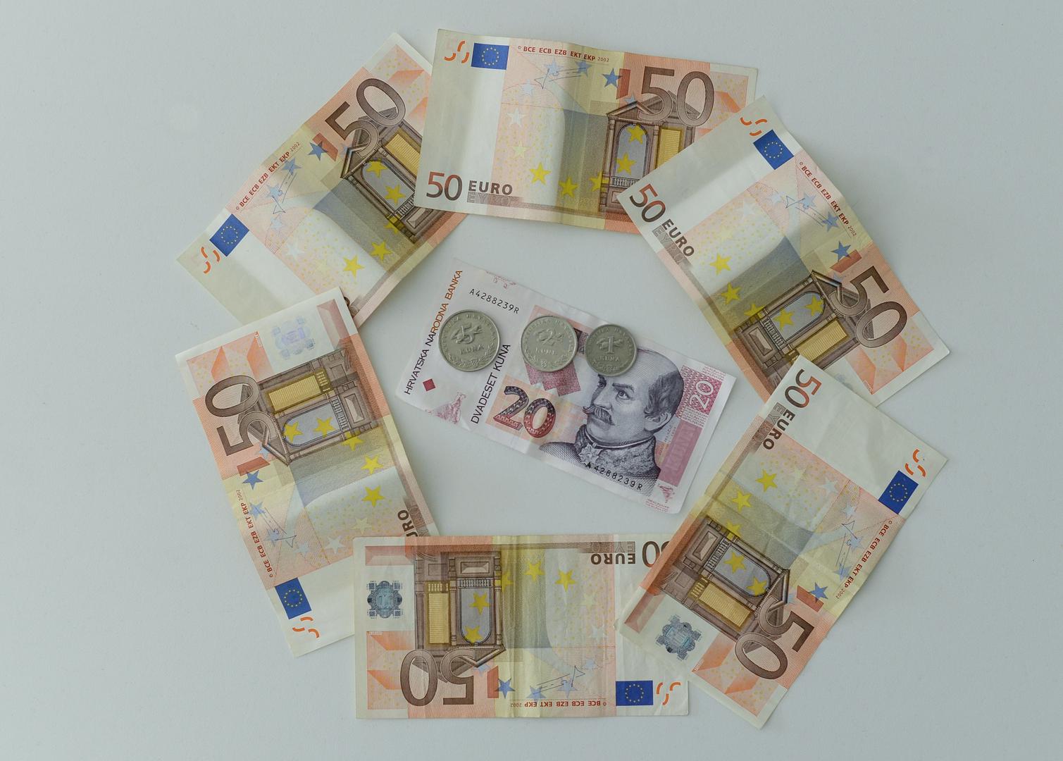 Vlada je najavila da će šest mjeseci prije uvođenja eura i šest mjeseci nakon toga tražiti da se cijene roba i usluga iskazuju i u kunama i  eurima, tako da građani mogu uspoređivati odnose među valutama.