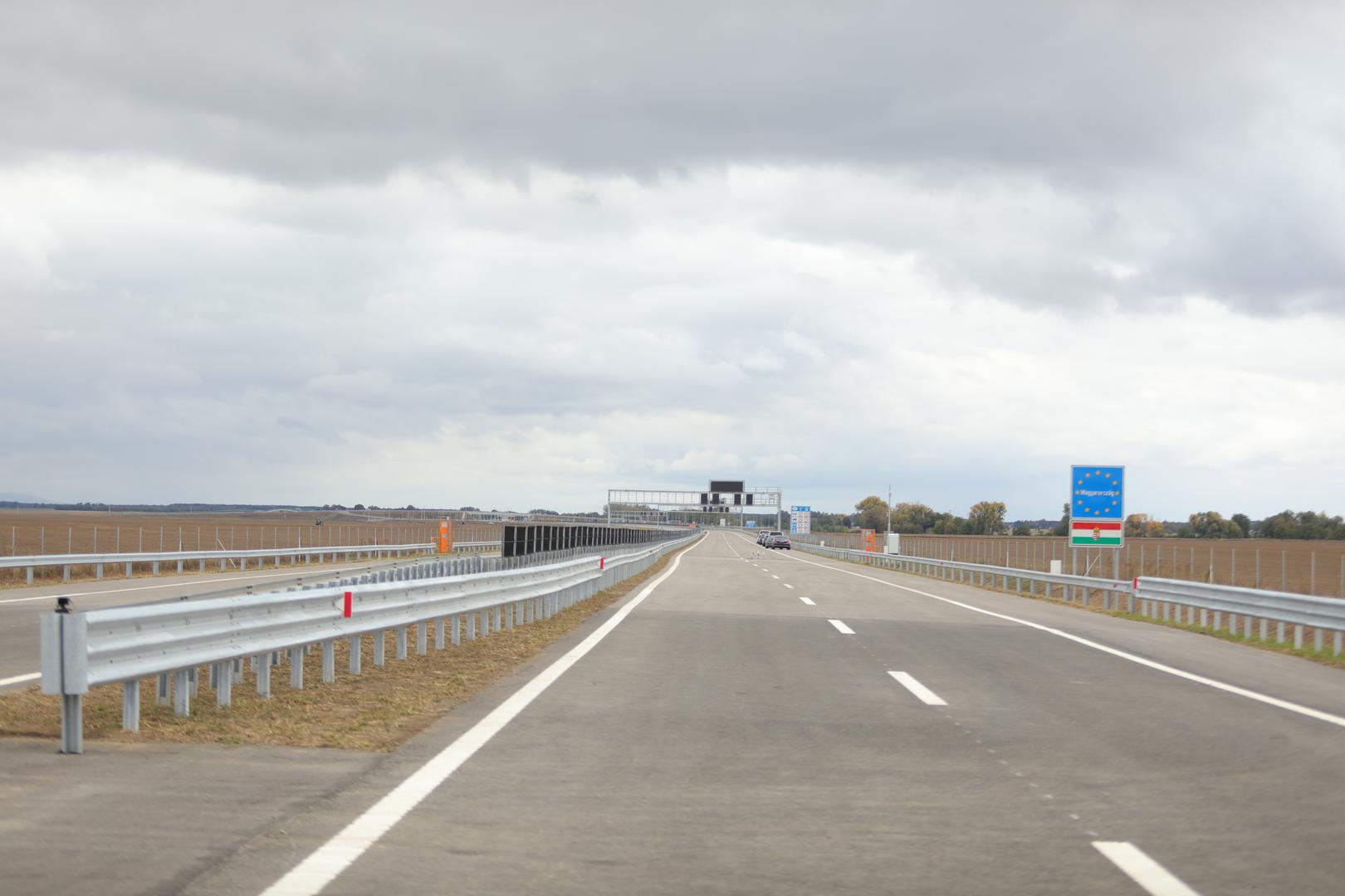 Plenković je istaknuo da se većina dionice toga koridora koja treba biti izgrađena nalazi u BiH, gdje predstoji izgradnja još oko 200-tinjak kilometara, a kada se taj dio dovrši osjetit će se intenzitet prometa i razvojni zamah jer će ta autocesta povezati zemlje srednje Europe.
