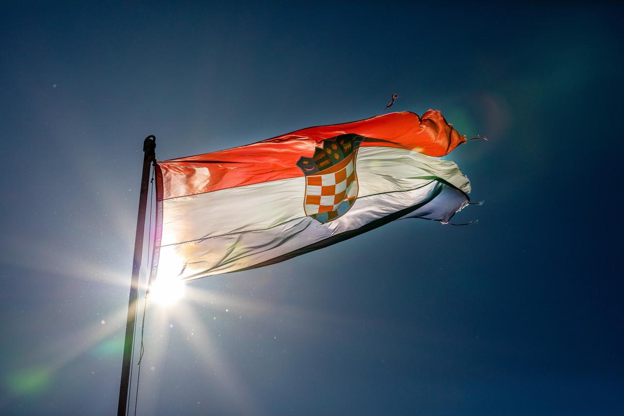 Zastava Republike Hrvatske vijori na vjetru