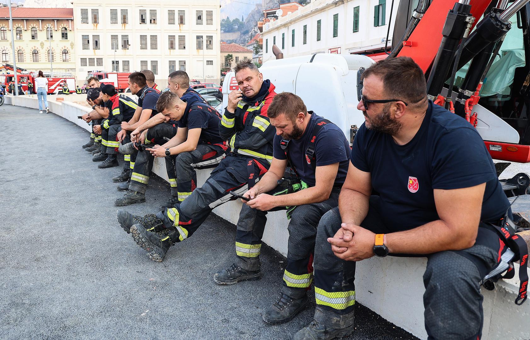Vatrogasci su cijelu noć vodili iscrpljujuću borbu s velikim požarom koji je zahvatio područje Omiša i okolice.
