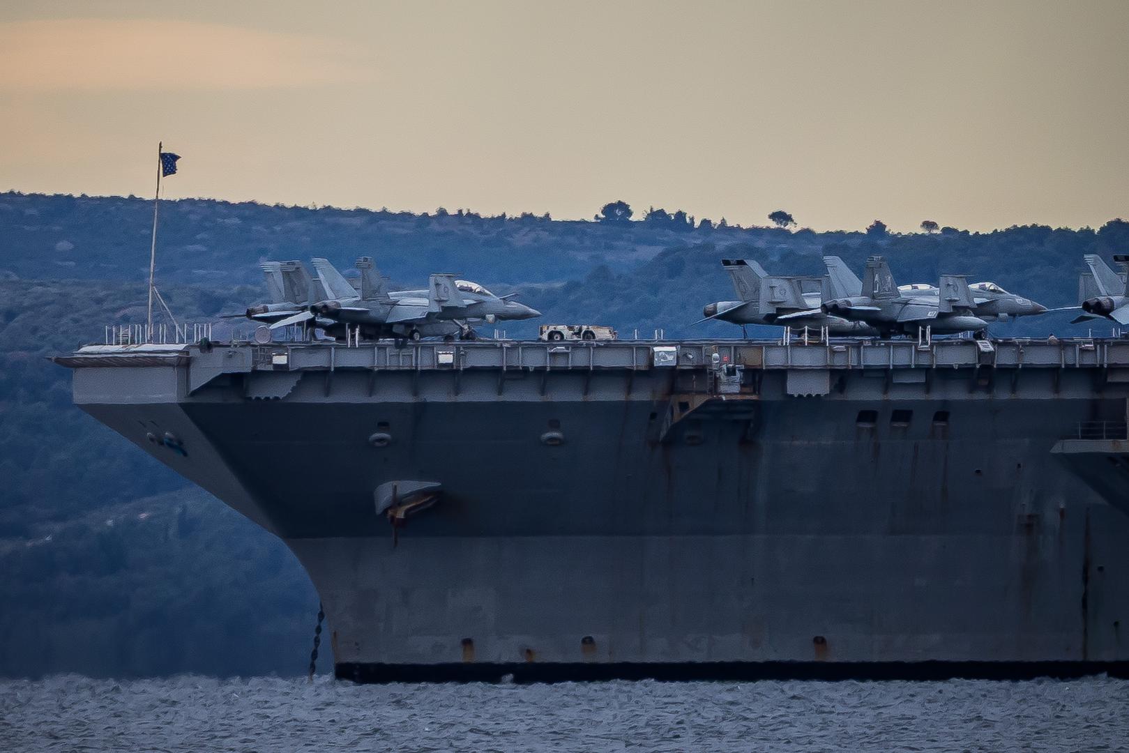 Pomorski stručnjaci napominju da je riječ o jednom od najvećih ratnih brodova na svijetu, dugom više od 330 metara, što njegov dolazak u splitsku luku čini logistički i sigurnosno zahtjevnim događajem.