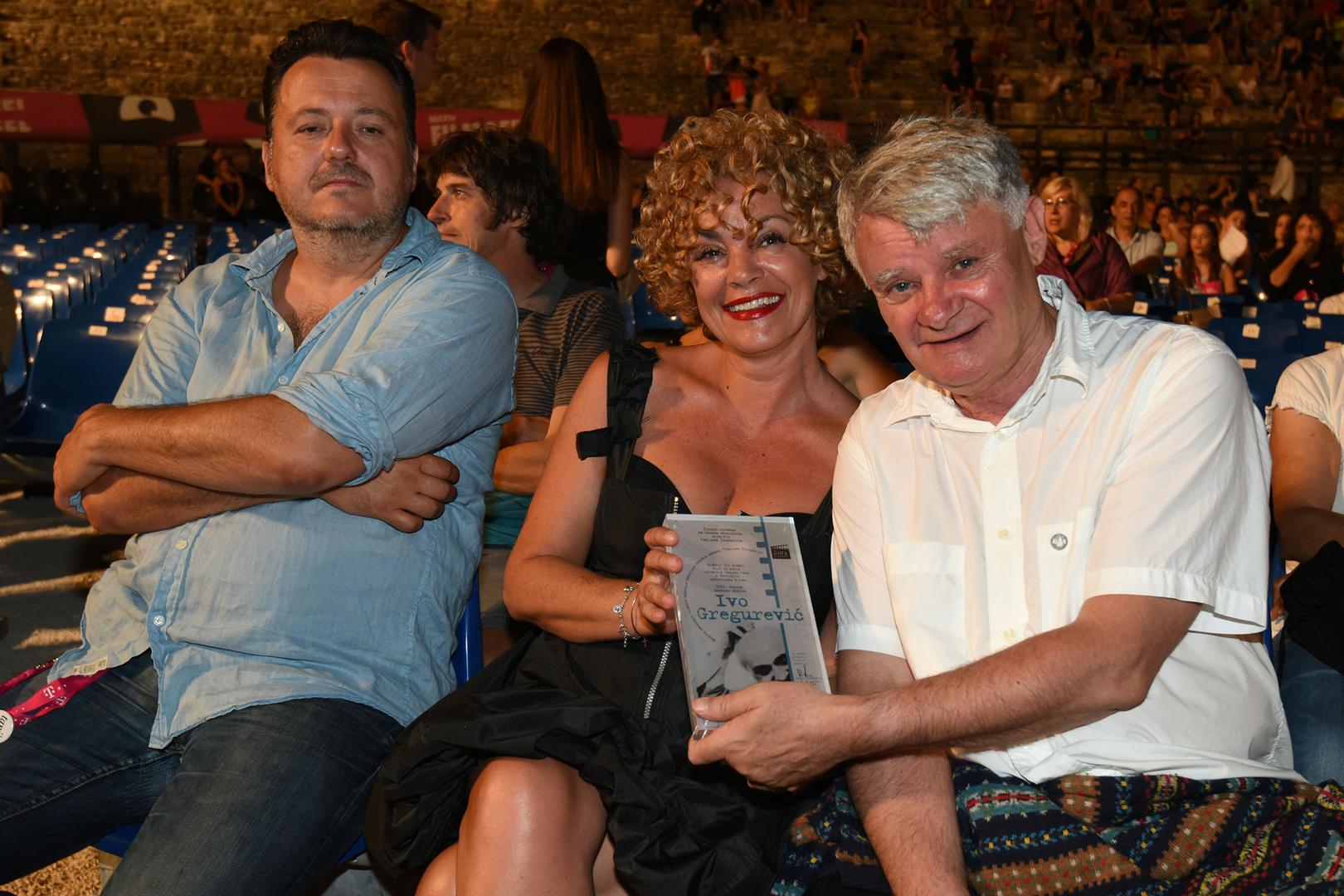 Od svojih početaka u vinkovačkom kazalištu do statusa nacionalne glumačke legende, Gregurević je izgradio karijeru koja ga je učinila nezaobilaznim dijelom hrvatske kulturne scene.