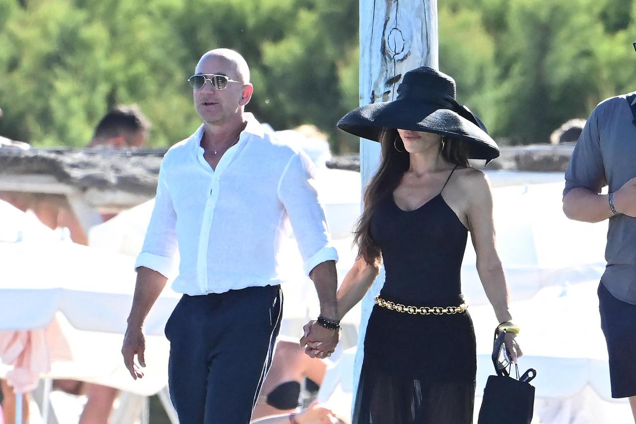 Saint-Tropez: Jeff Bezos sa suprugom Lauren Sanchez uživa u Clubu 55 na plaži Pampelonne