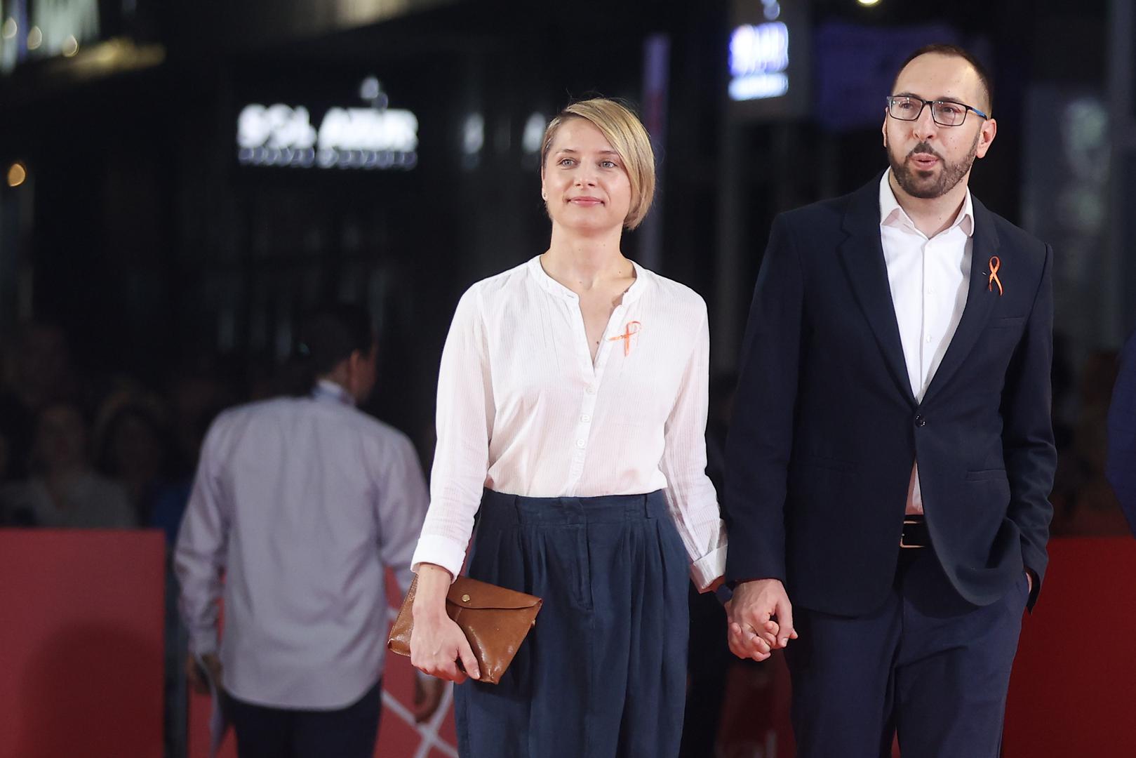 "Prije pet godina medeni smo mjesec žena i ja proveli na Annapurni. Išli smo do nekih pet tisuća metara nadmorske visine, sve je trajalo nekih dva-tri tjedna. I baš su tada, za vrijeme tog našeg medenog mjeseca, u Hrvatskoj bili oni prosvjedi 'Hrvatska može bolje', pa smo onda u nekom selu jedva našli papir i marker te napravili neki transparent, fotkali se, našli neki internet i poslali odatle, iz Nepala, podršku prosvjedu. Eto, aktivizam je bio prisutan čak i na medenom mjesecu", prisjetio se Tomislav u razgovoru za Večernji list.