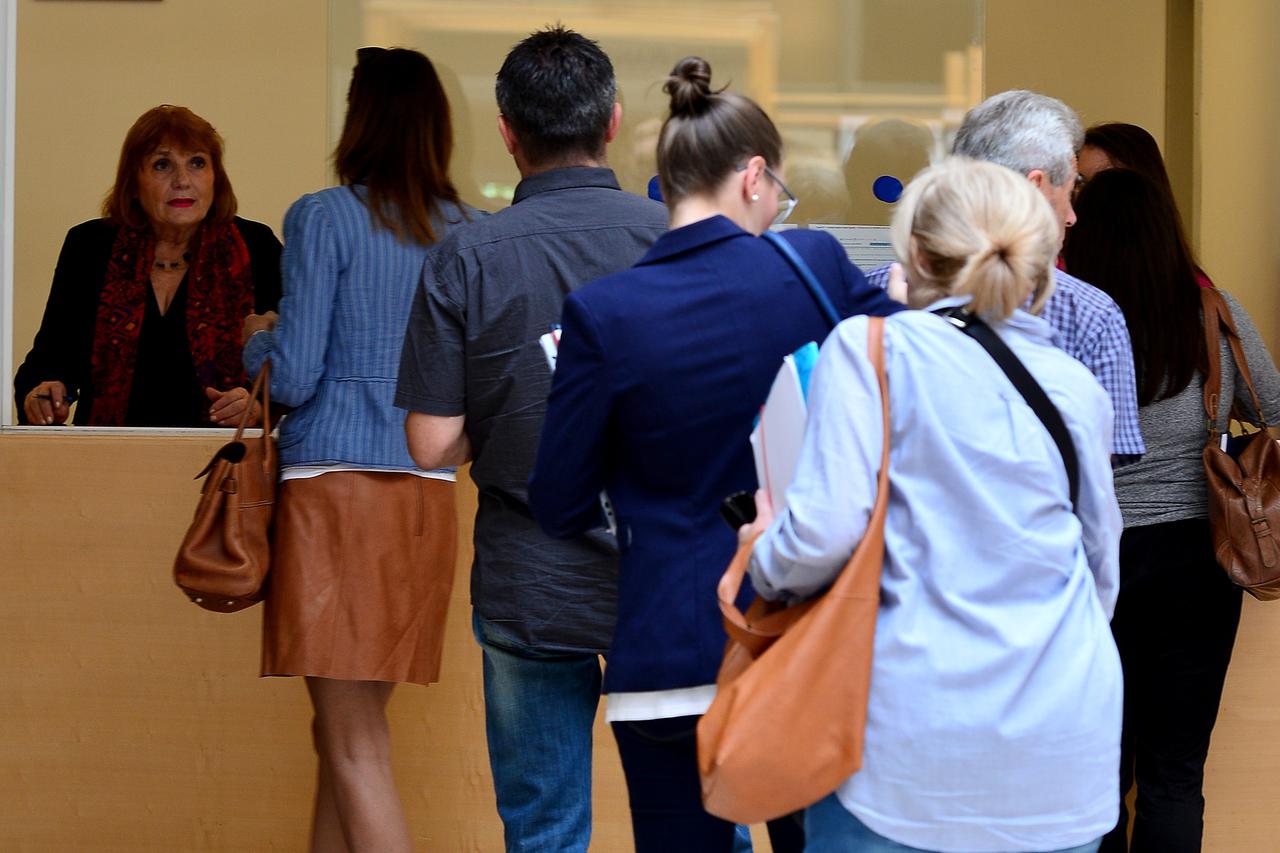 26.06.2013., Zagreb - Jos svega par dana ostalo je do 30. lipnja kada istice rok za podnosenje zahtjeva za legalizaciju bespravnih gradjevina. Kako bi gradjanima olaksao predaju papira zagrebacki je gradonacelnik Milan Bandic produzio radno vrijeme pisarn