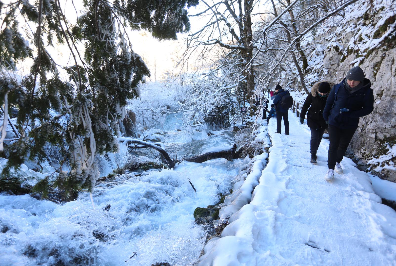 13.01.2024., Plitvicka jezera - Snijeg i debeli minusi zaledili su slapove na Plitvickim jezerima koji mame uzdahe brojnih posjetitelja. Photo: Kristina Stedul Fabac/PIXSELL