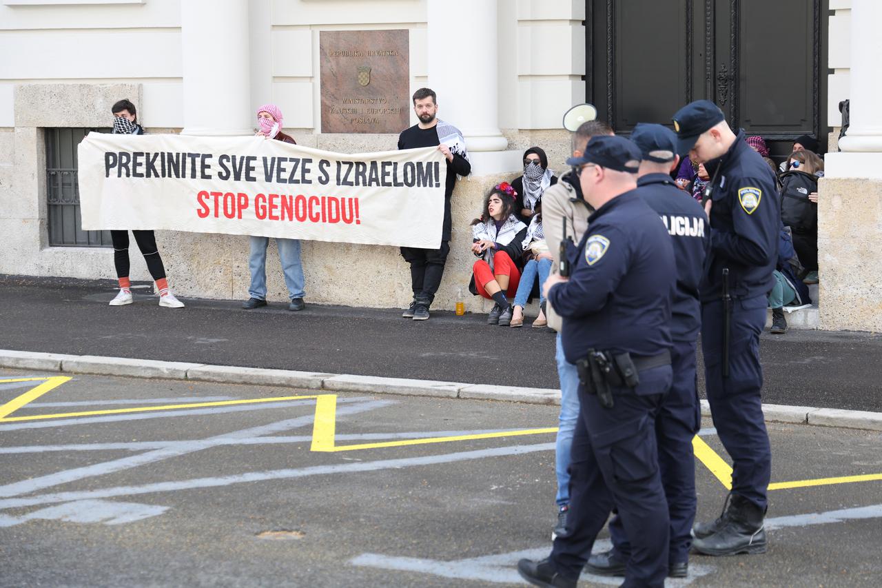 Zagreb: Blokada ulaza u Ministarstvo vanjskih i Europskih poslova, kao čin protesta protiv hrvatskog sudioništva u genocidu u Gazi