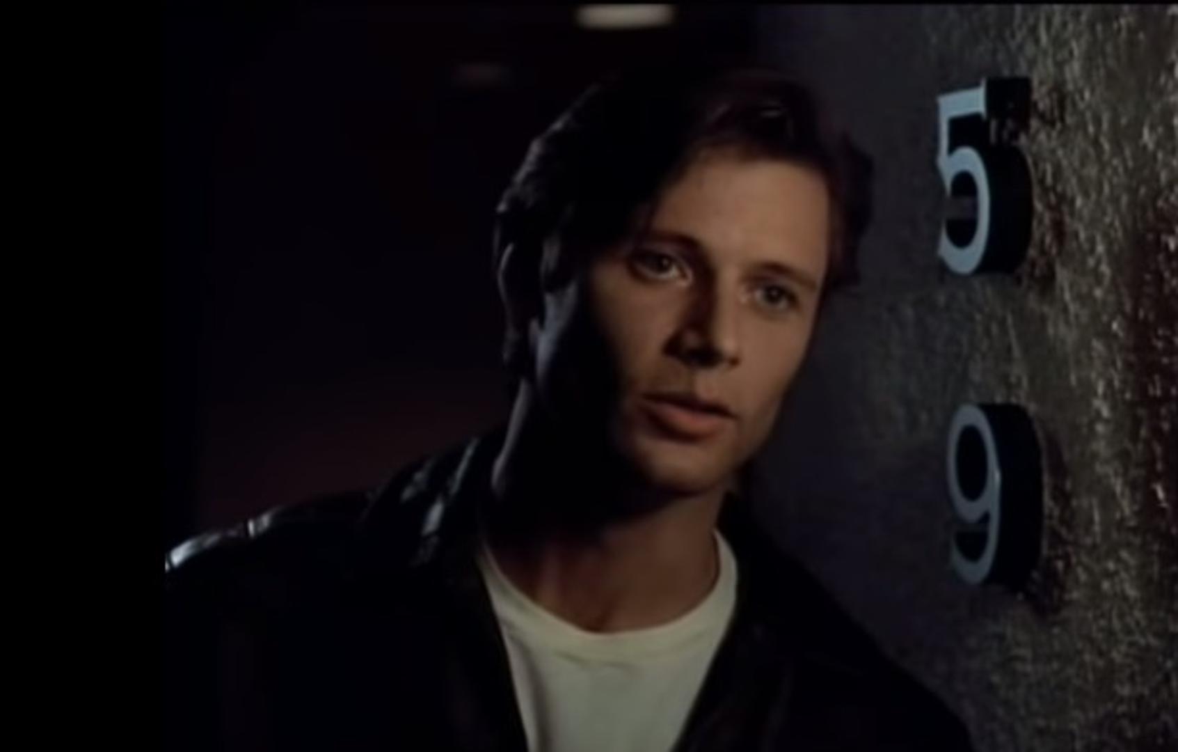 Granta Showa trenutno gledamo u novoj verziji serije "Dinastija" te glumi jednog od glavnih muških likova u "Vražjim sluškinjama", ali srca ženske publike počeo je osvajati u seriji "Melrose Place".