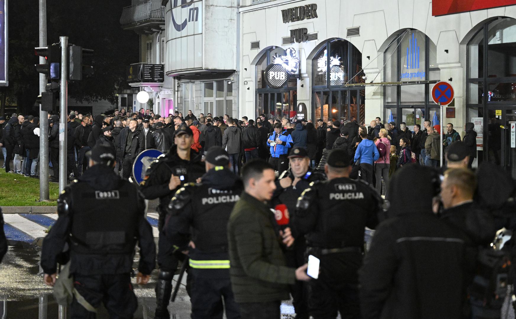 Navijači hrvatske nogometne reprezentacije, njih 500-tinjak stiglo je u glavni grad Crne Gore kako bi s tribina Gradskog stadiona pratilo utakmicu vatrenih
