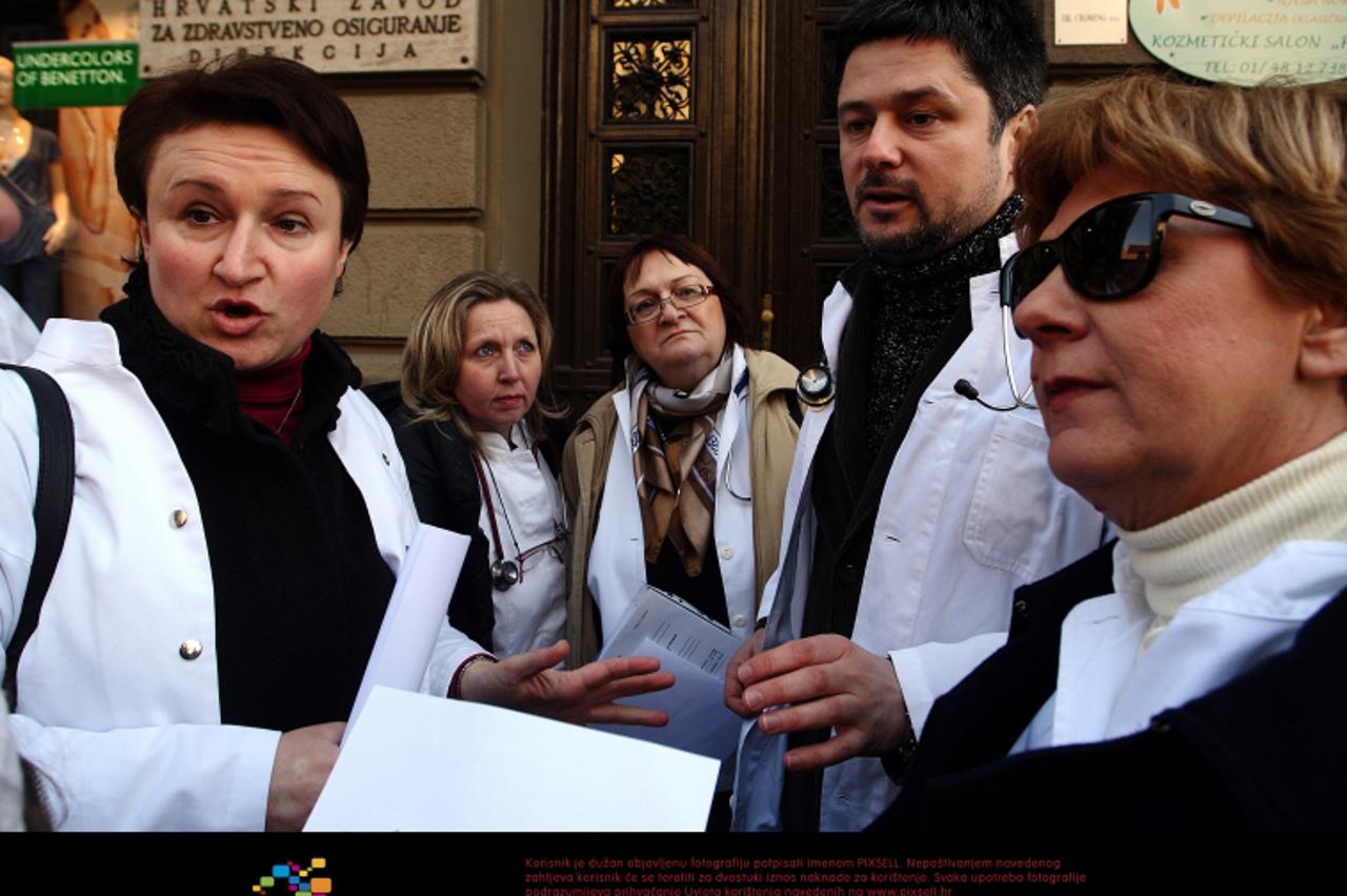 \'09.03.2011., Zagreb -  Ispred Hrvatskog zavoda za zadravstveno osiguranje u Margaretskoj ulici, lijecnici iz udruge KOHOM (kordinacija hrvatske obiteljske medicine) odrzali su prosvjed u znak podrsk
