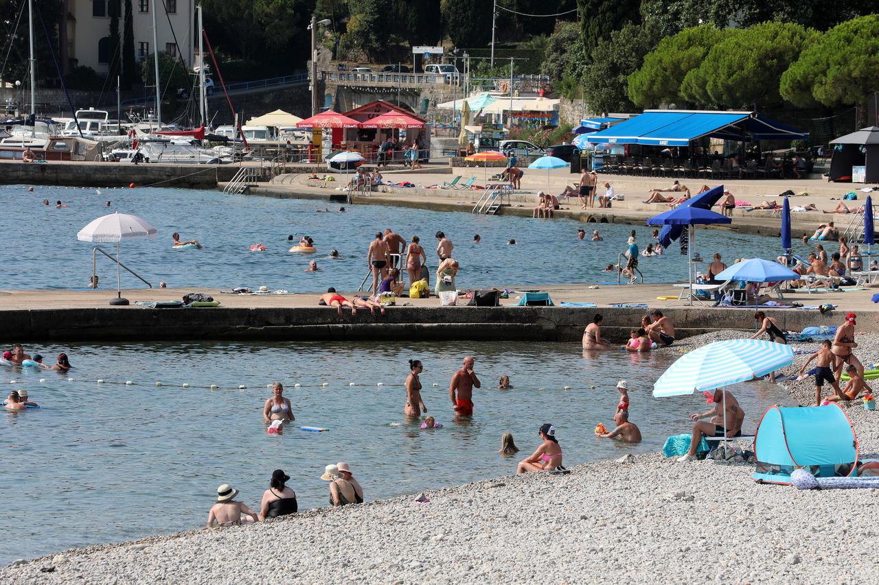 Ičići: Kupači na gradskoj plaži