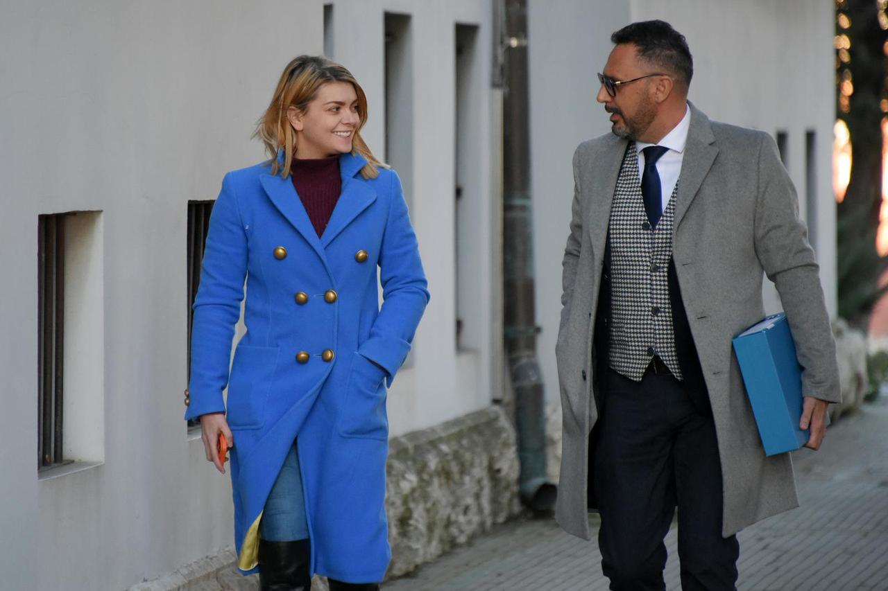 Pula: Dolazak  Charlesa Pearcea i Elle Dvornik na brakorazvodnu parnicu