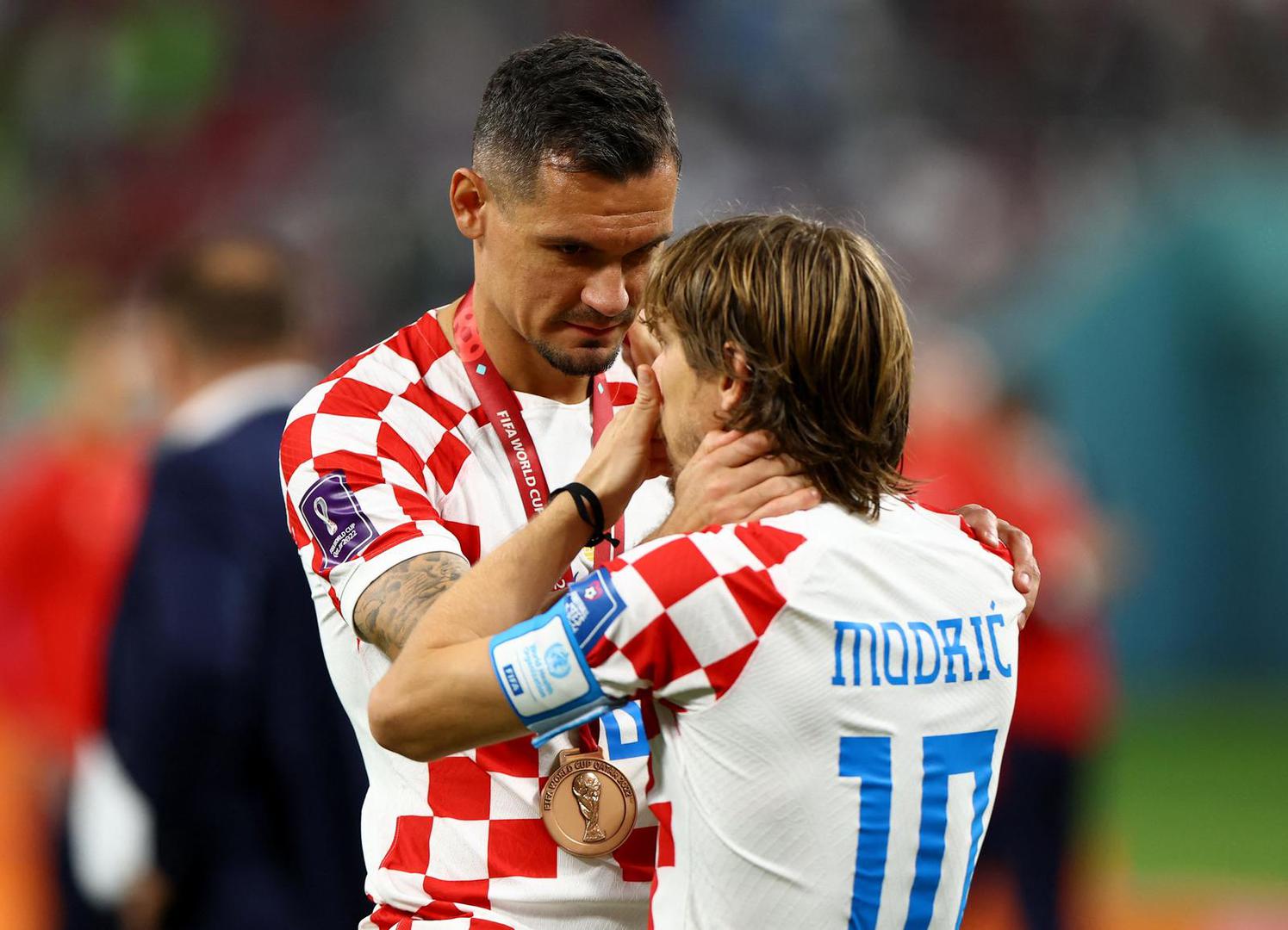 Soccer Football - FIFA World Cup Qatar 2022 - Third-Place Playoff - Croatia v Morocco - Khalifa International Stadium, Doha, Qatar - December 17, 2022 Croatia's Dejan Lovren and Luka Modric celebrate with their medals as they finish in third place REUTERS/Molly Darlington Photo: MOLLY DARLINGTON/REUTERS