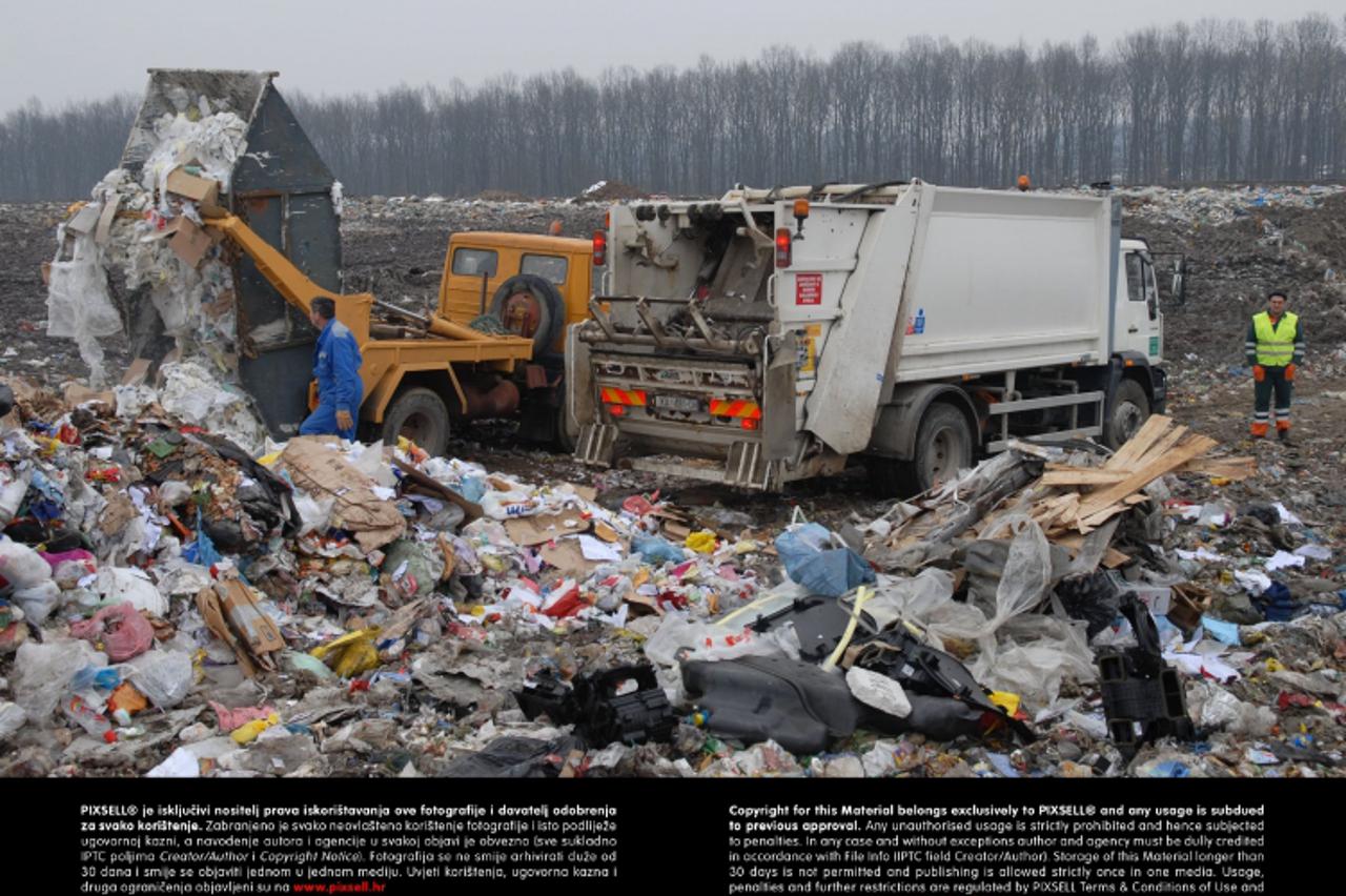 '21.01.2010., Karlovac - Deponij Ilovac, radnici cistoce i jos nekoliko komunalnih tvrtki svakodnevno dovoze otpad na deponij gdje su ih do nedavno napadali Romi.