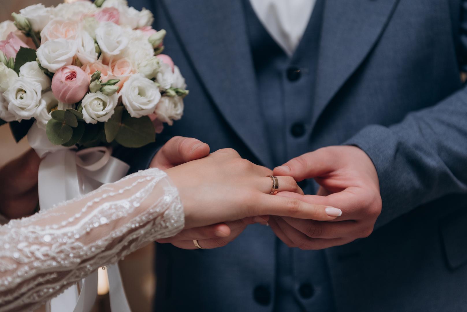 Dok neki slijede klasičan tijek veze i žele se rano vjenčati, drugi će radije pričekati dok ne osjete da je pravo vrijeme. Astrolozi ističu da određeni horoskopski znakovi često odlučuju stupiti u brak kasnije u životu, bez obzira na društveni pritisak. U nastavku saznajte jeste li među njima.