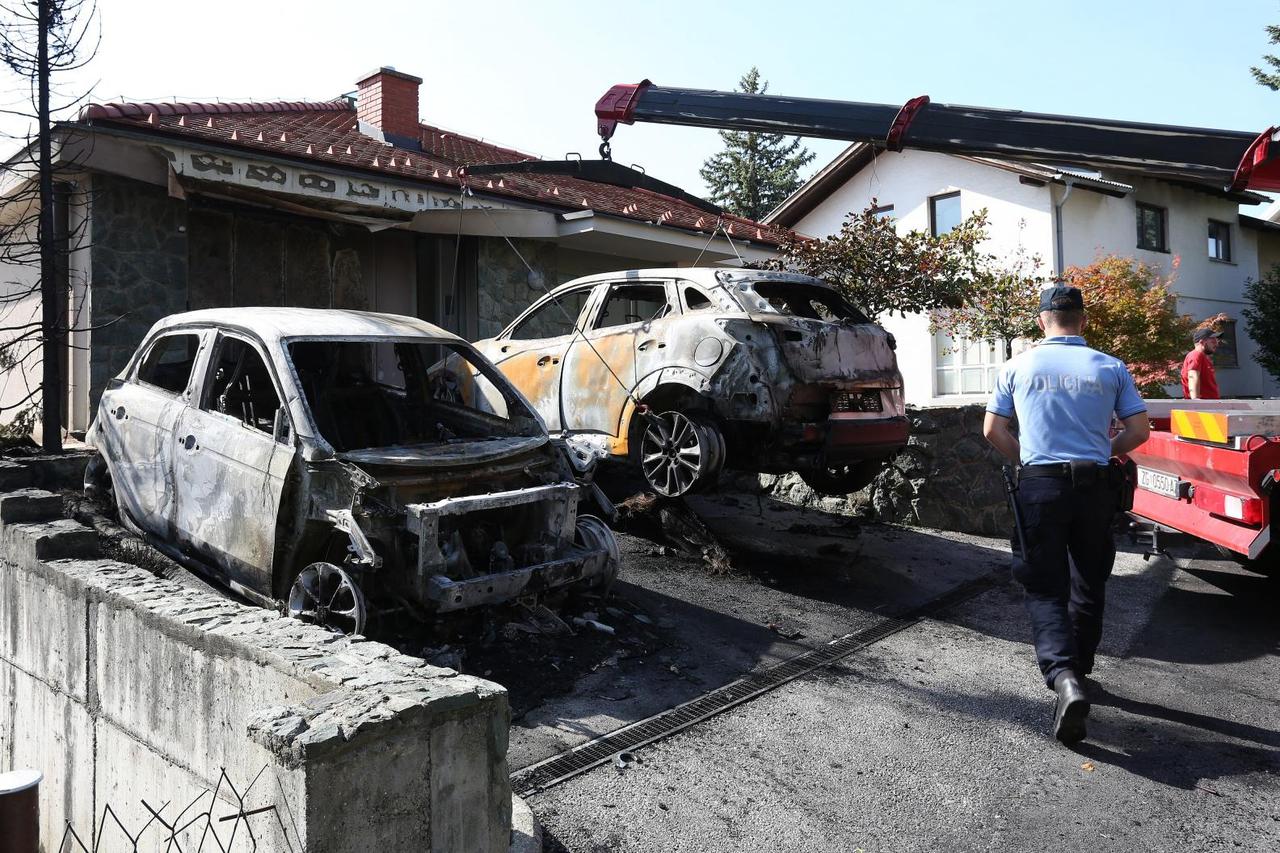 Dva vozila potpuno izgorjela ispred obiteljske kuće