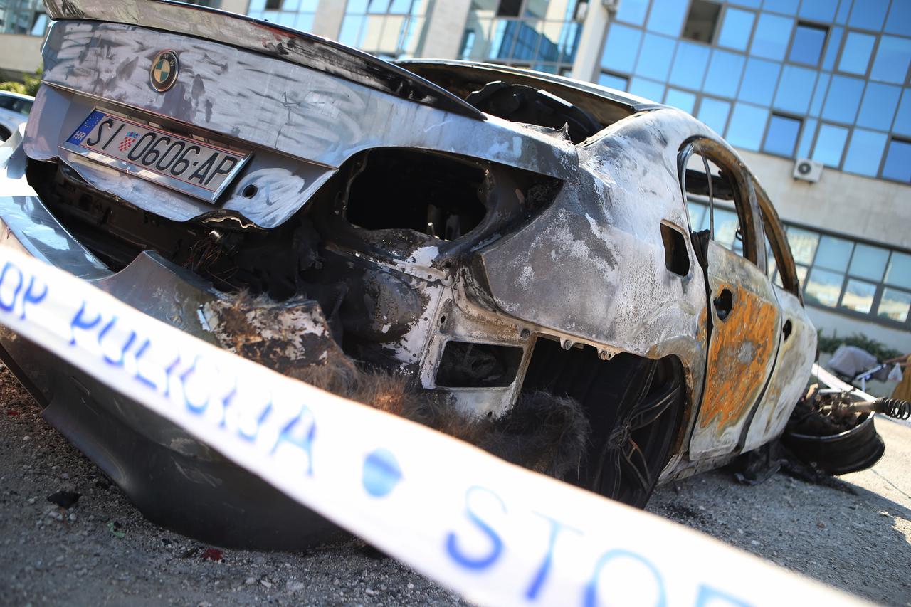 Izgoreni BMW na parkiralištu pored zgrade PU Splitsko-dalmatinske