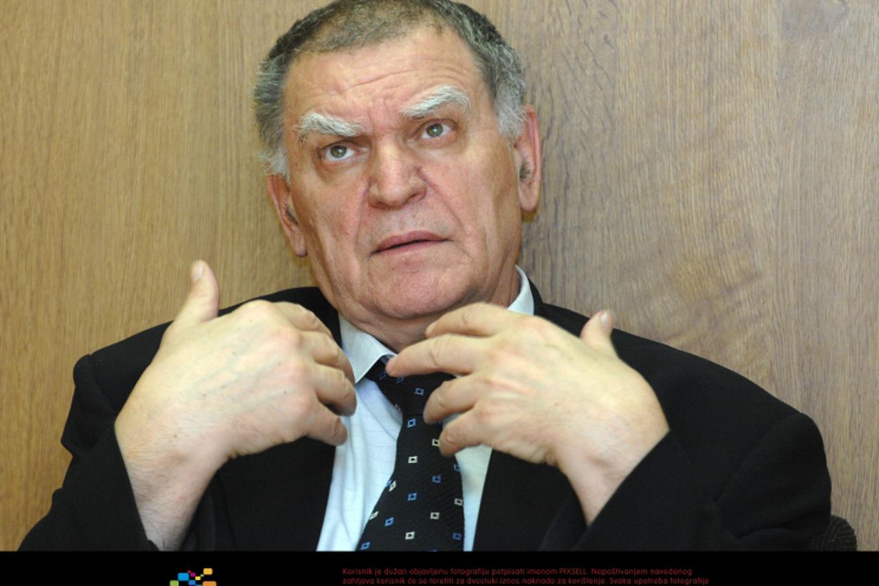 '02.04.2009., Zagreb - Vladimir Gruden vodi autogeni trening u Centru za kulturu Tresnjevka blizu parka Stara Tresnjevka.  Photo: Patrik Macek/Vecernji list'