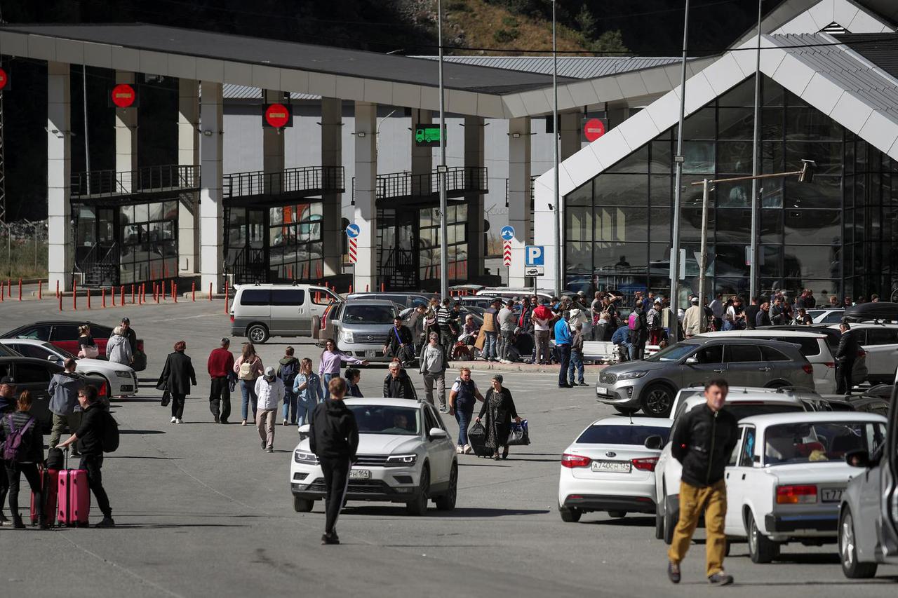 Crossings from Russia at the Zemo Larsi/Verkhny Lars station in Georgia