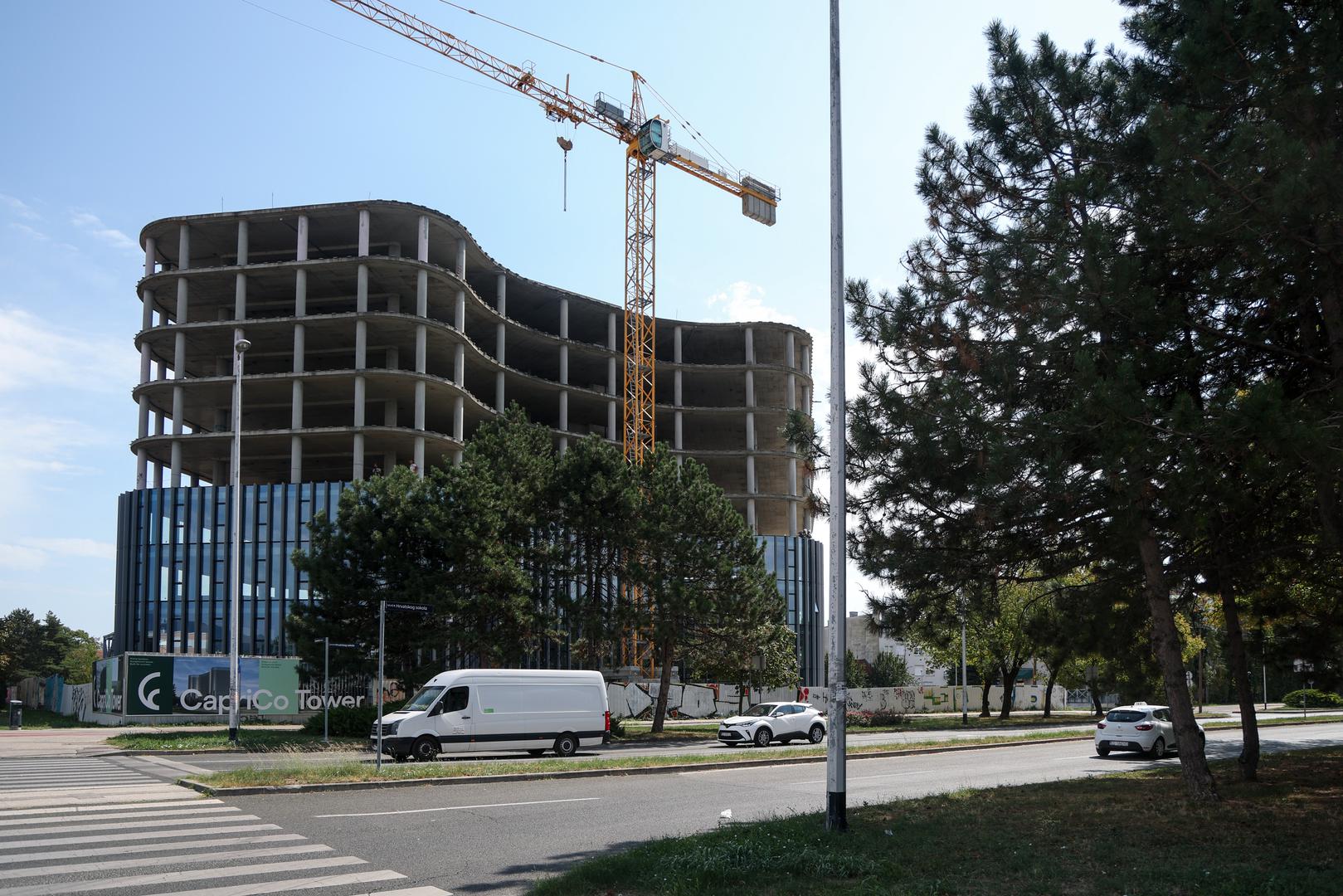 Nova zgrada zamišljena je kao poslovni i komercijalni kompleks s više od 14.000 četvornih metara prostora. Prema podacima investitora, više od 7500 četvornih metara odnosi se na uredske prostore, dok je više od 6500 četvornih metara predviđeno za komercijalne sadržaje.