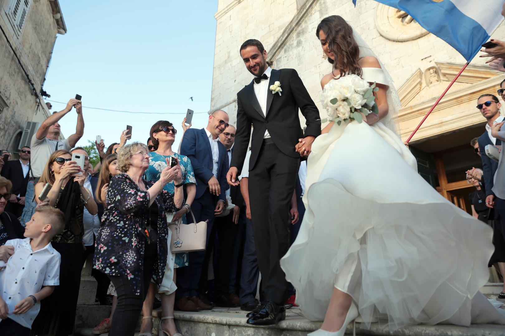 Stoga je i odabir lokacije za vjenčanje sasvim logičan, iako je Marin porijeklom iz Međugorja. Podsjetimo, par je uoči vjenčanja boravio i u Miamiju i u Monte Carlu u kojem je Kristina proslavila i djevojačku večer.