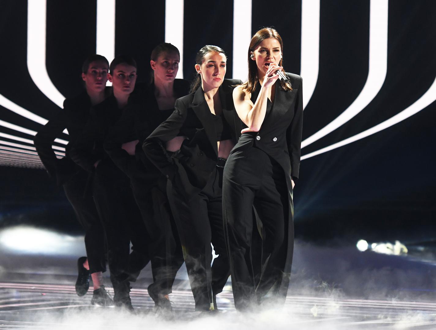 U početku je odabrala crnu kombinaciju neobičnog kroja, a iza nje su joj se pridružili plesači u jednostavnim crnim odjelima. Za kraj nastupa presvukla se u vatrenu kombinaciju te izvela hit "Sasvim sigurna" koji je objavila prije 20 godina.