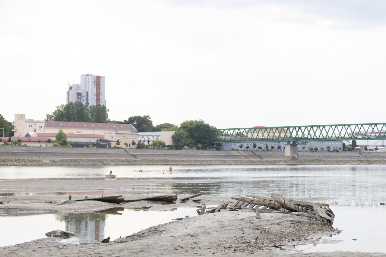 Osijek:Rekordno nizak vodostaj rijeke Drave 