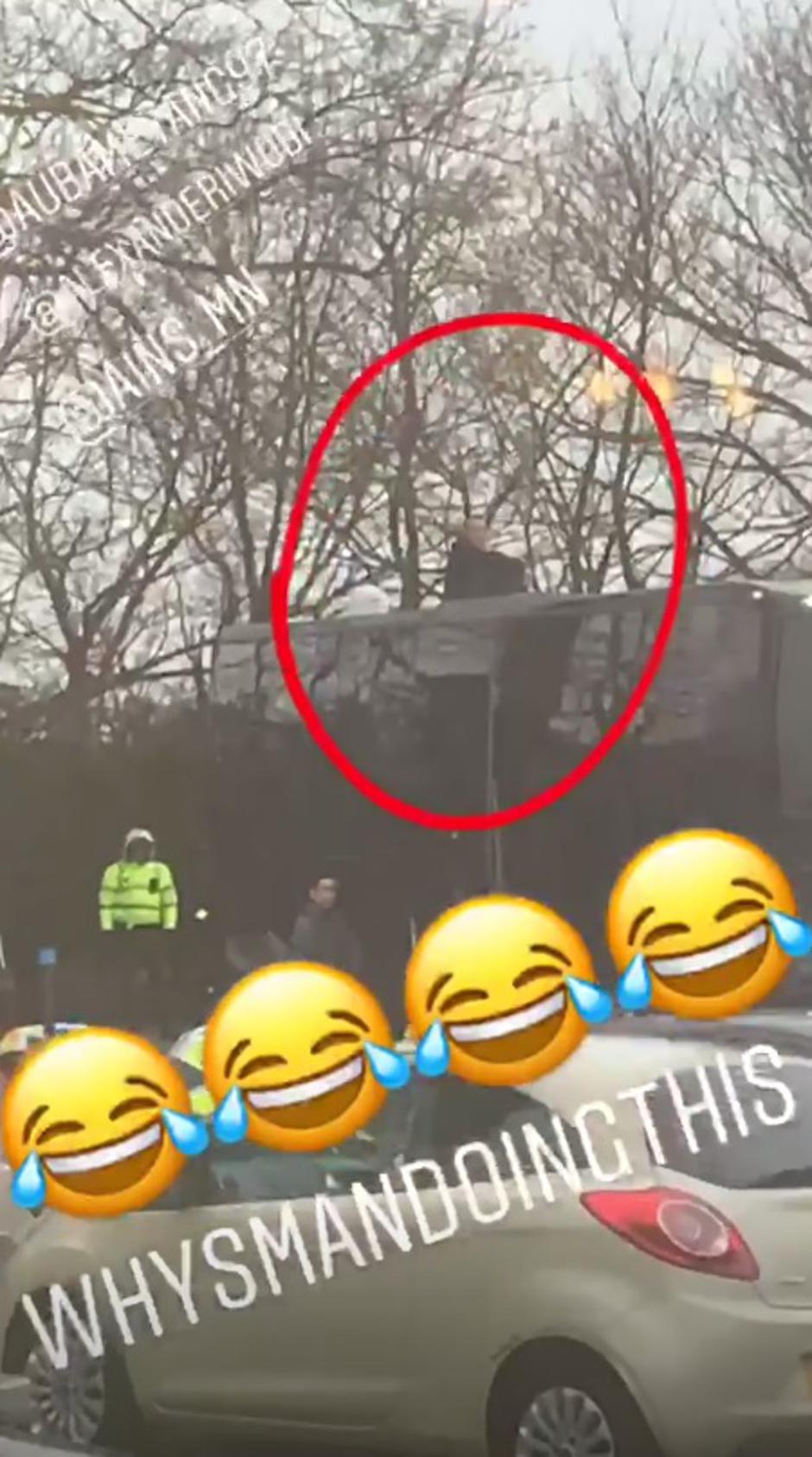 Navijač Blackpoola na krovu autobusa