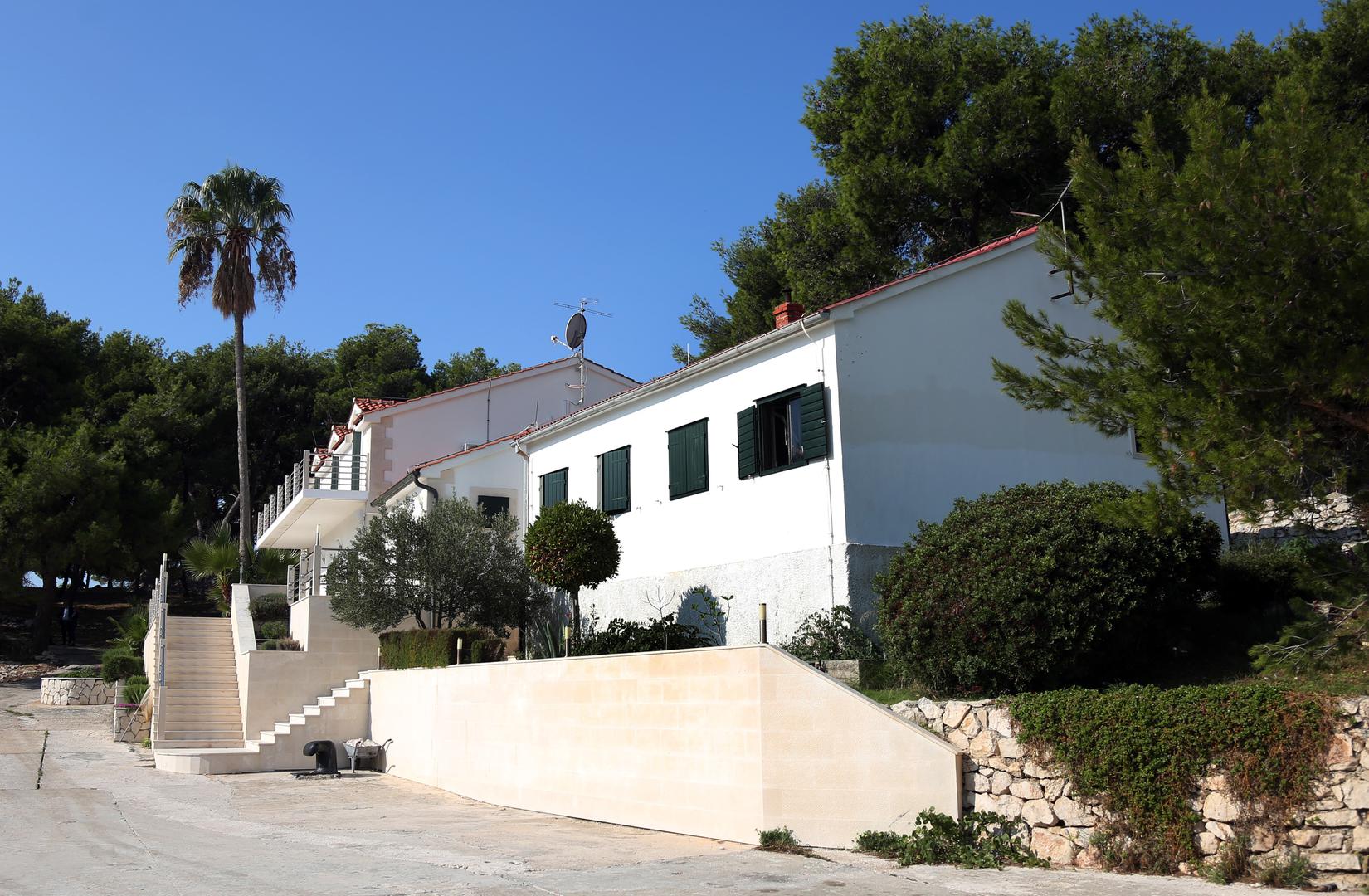 "U posjed Hrvatskoj predana je vojarna Smokvica sa svim pripadajućim objektima u površini 168.865 metara kvadratnih", kazala je  sudska ovršiteljica Grozdana Juričev Šprljan.