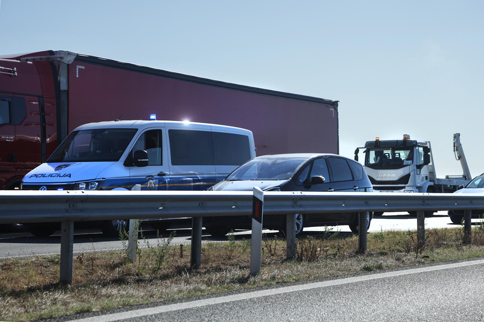 Prema dosad dostupnim informacijama, u teškoj prometnoj nesreći na autocesti A3 sudjelovalo je ukupno pet vozila. Do sudara je došlo na dionici između čvorova Otok Svibovski i Zagreb istok, nakon čega je promet tim dijelom autoceste potpuno zaustavljen.
