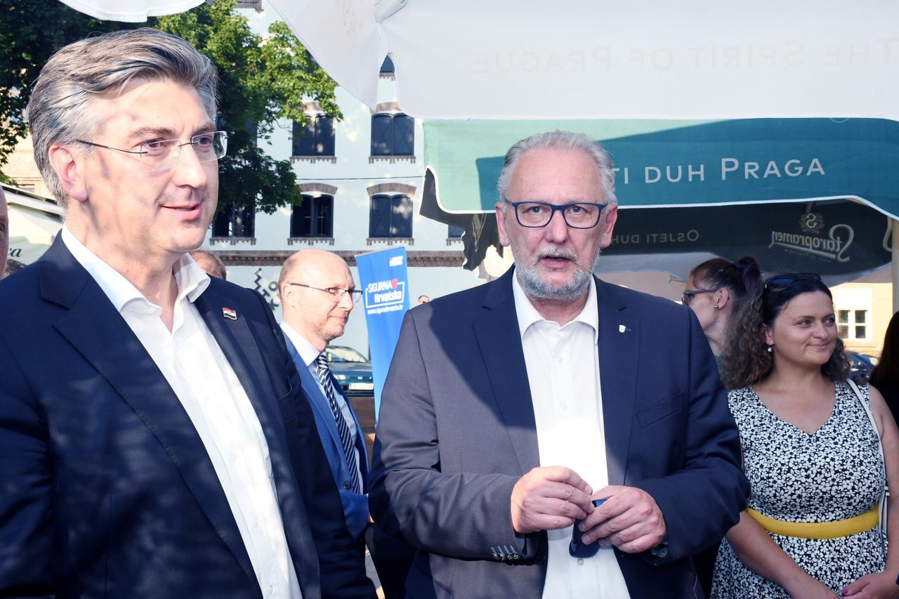 Andrej Plenković posjetio Sisak i družio se s građanima bez preporučene distance