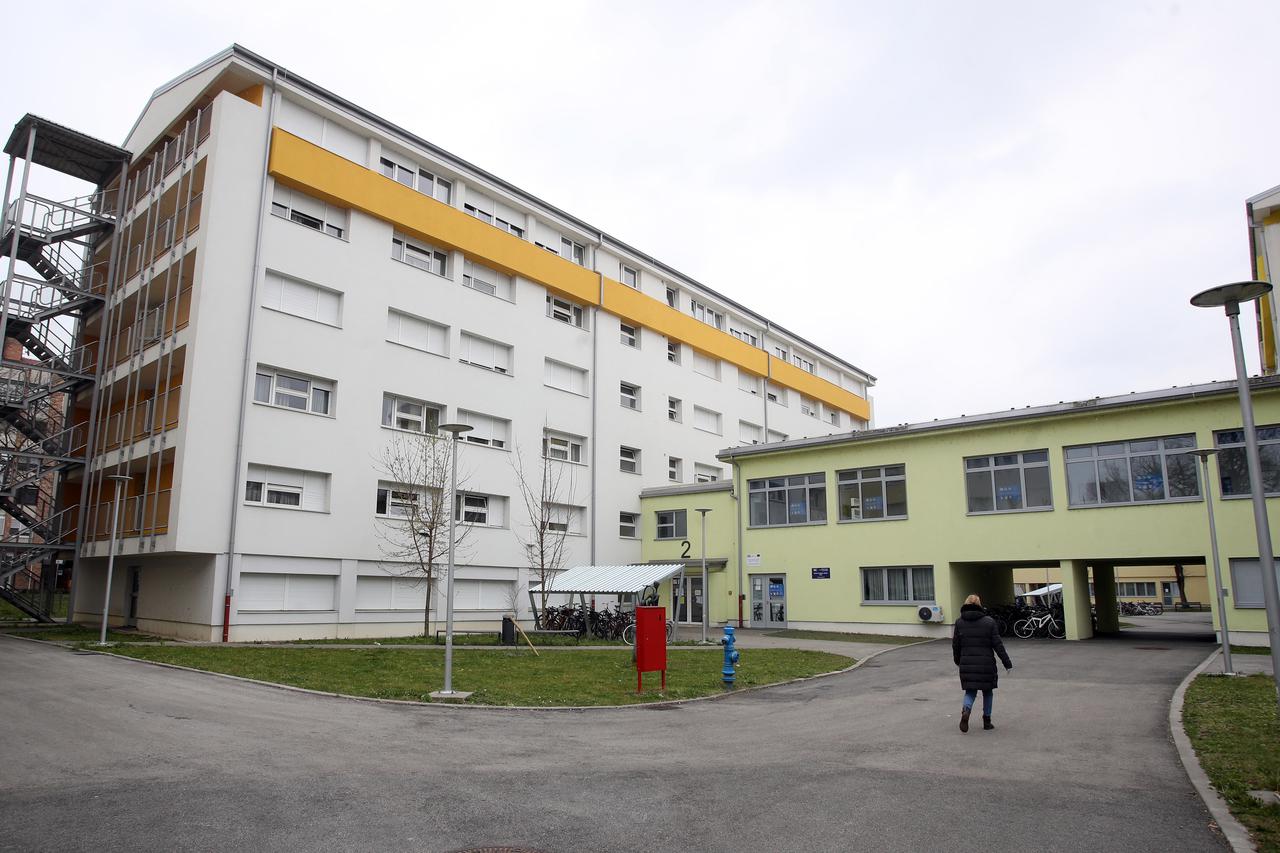 Zagreb: Premijer Plenković posjetio Zagrečane smještene u Studentskom domu "Cvjetno naselje"