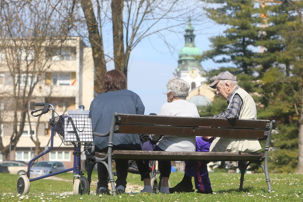 Karlovac: Umirovljenici uživali na suncu