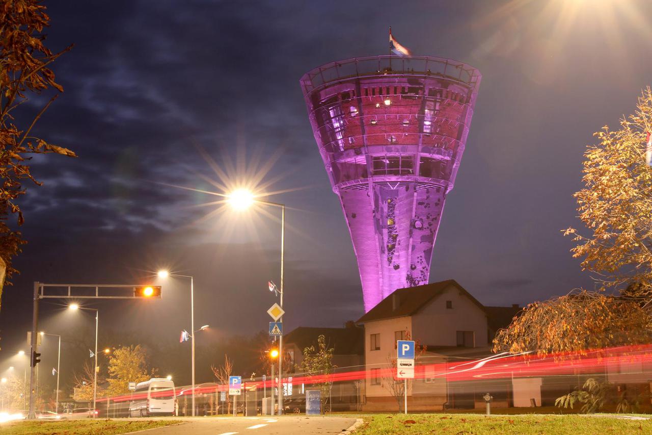 Vukovarski vodotoranj osvijetljen ljubičastim svijetlom povodom Međunarodnog dana svjesnosti o prijevremenom rođenju